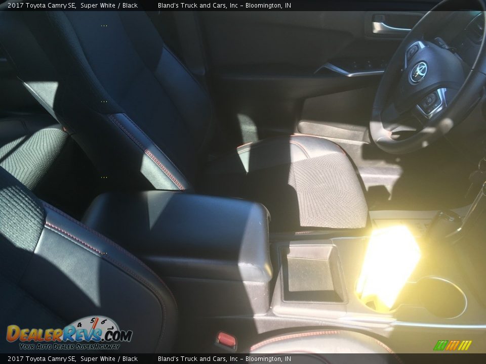 2017 Toyota Camry SE Super White / Black Photo #21