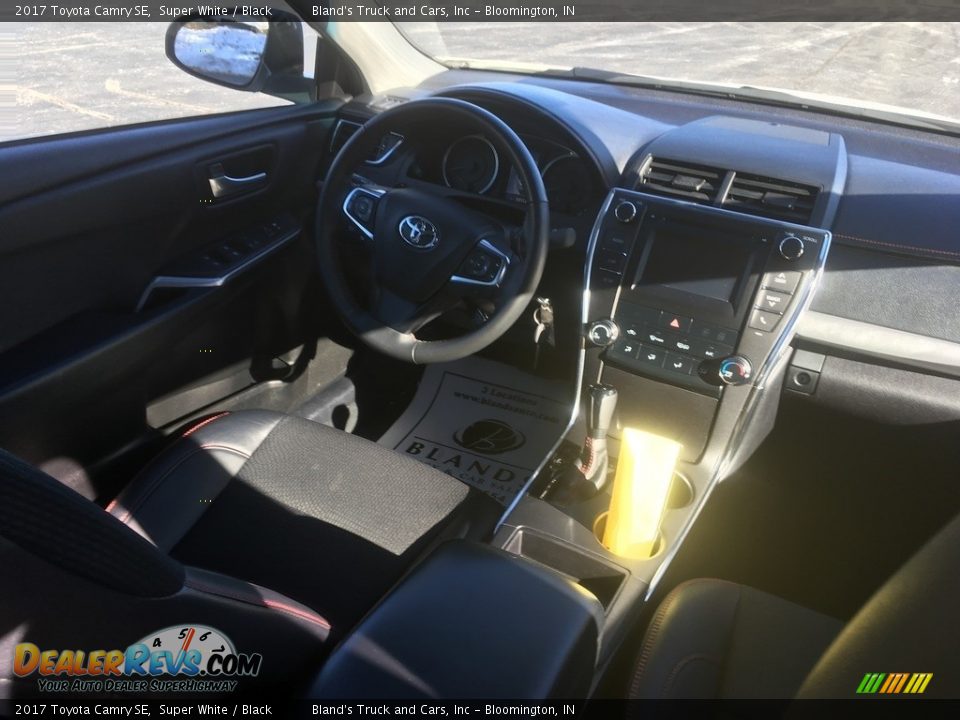 2017 Toyota Camry SE Super White / Black Photo #24