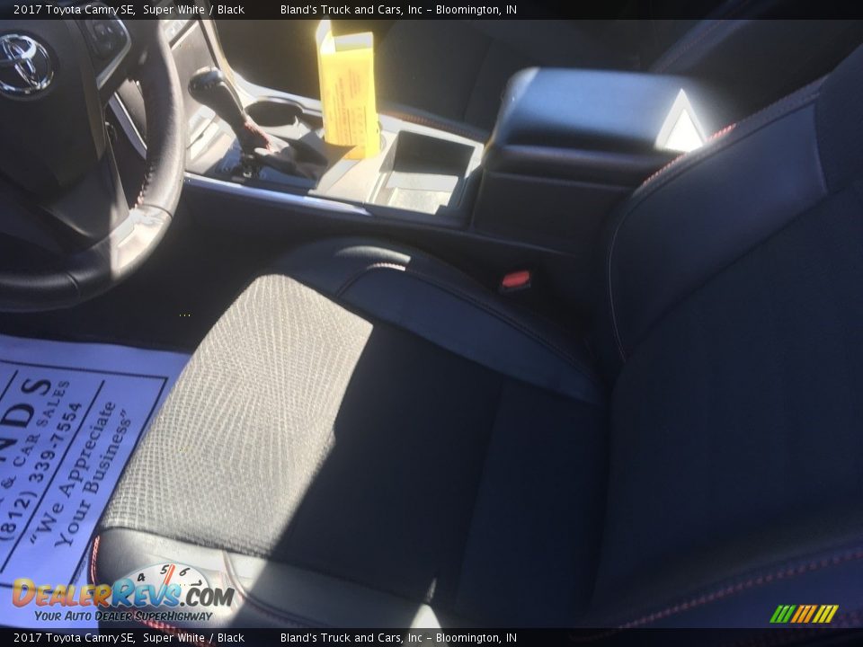 2017 Toyota Camry SE Super White / Black Photo #26