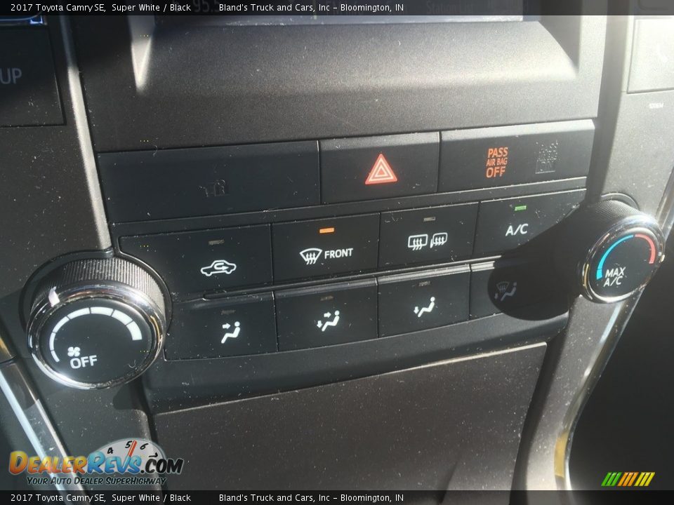 2017 Toyota Camry SE Super White / Black Photo #32