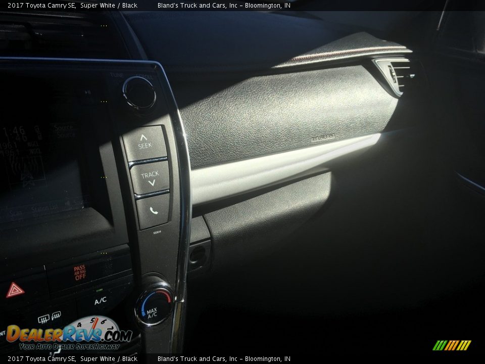 2017 Toyota Camry SE Super White / Black Photo #34