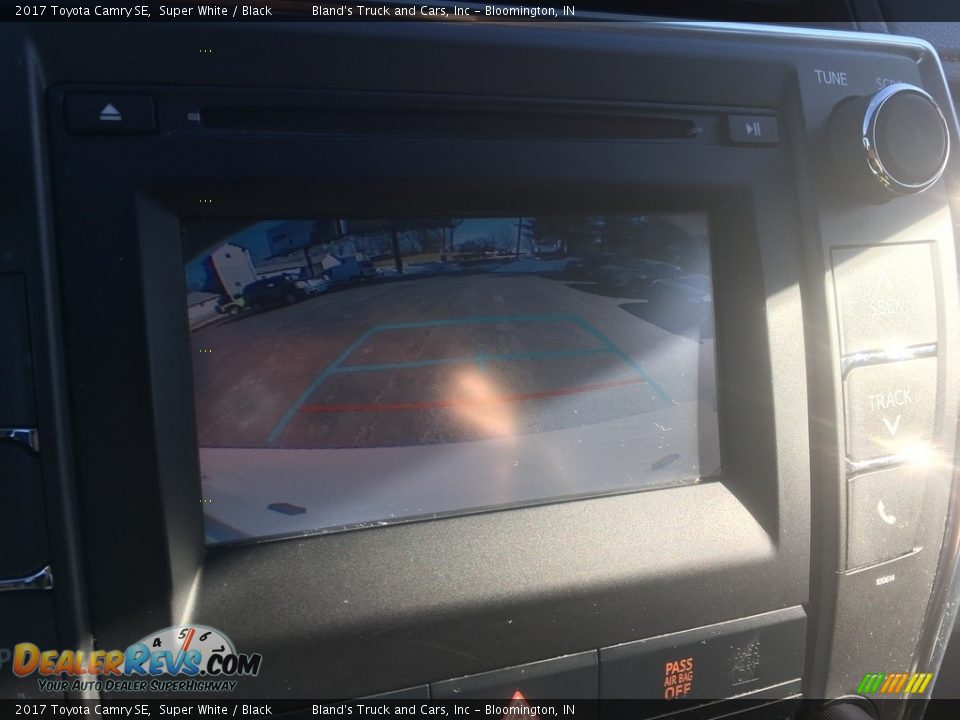 2017 Toyota Camry SE Super White / Black Photo #35