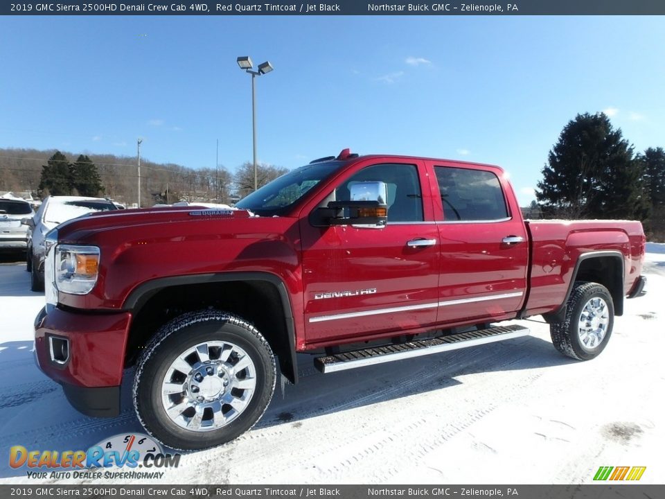 Front 3/4 View of 2019 GMC Sierra 2500HD Denali Crew Cab 4WD Photo #1