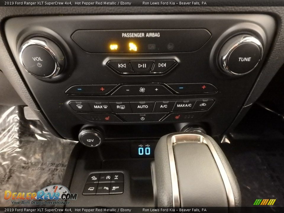 Controls of 2019 Ford Ranger XLT SuperCrew 4x4 Photo #18