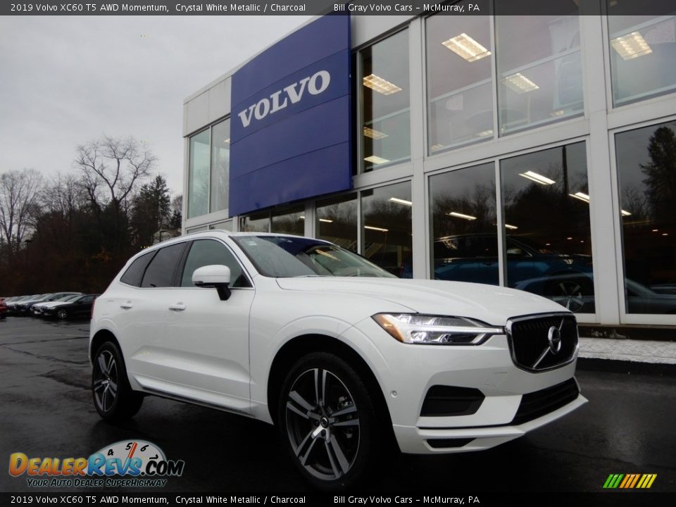 Front 3/4 View of 2019 Volvo XC60 T5 AWD Momentum Photo #1
