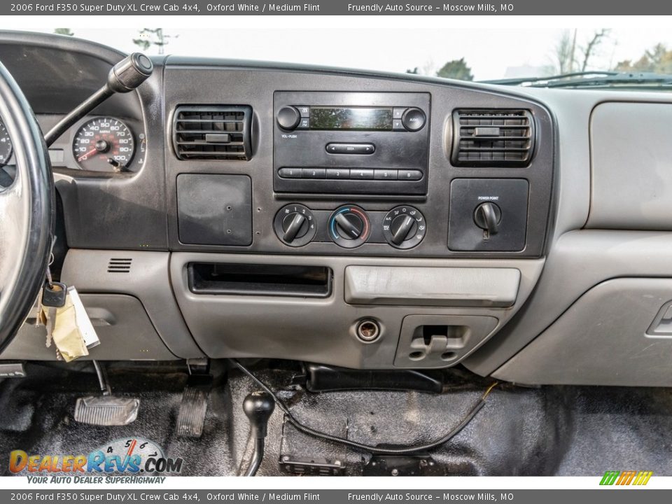 2006 Ford F350 Super Duty XL Crew Cab 4x4 Oxford White / Medium Flint Photo #35