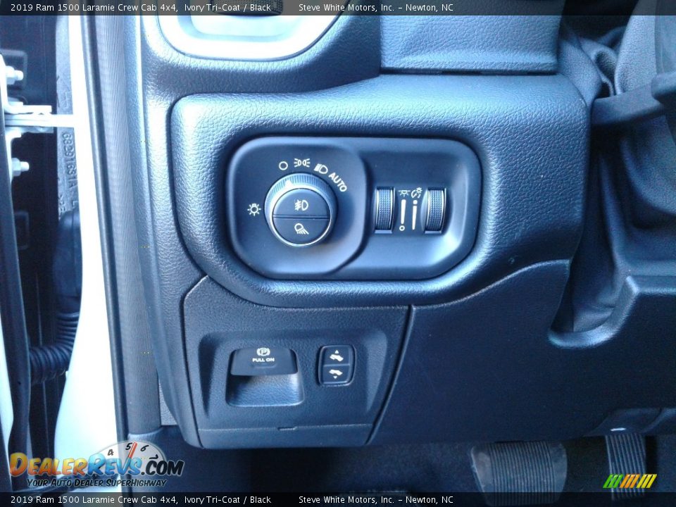 2019 Ram 1500 Laramie Crew Cab 4x4 Ivory Tri–Coat / Black Photo #16
