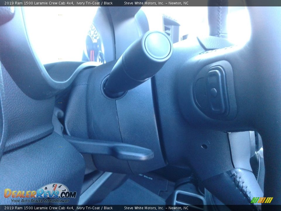 2019 Ram 1500 Laramie Crew Cab 4x4 Ivory Tri–Coat / Black Photo #17