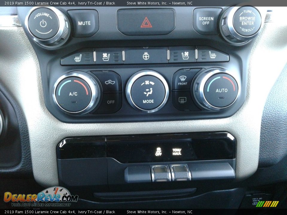 2019 Ram 1500 Laramie Crew Cab 4x4 Ivory Tri–Coat / Black Photo #29