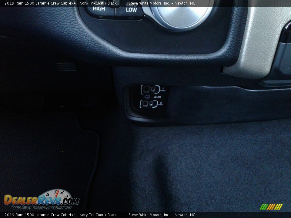2019 Ram 1500 Laramie Crew Cab 4x4 Ivory Tri–Coat / Black Photo #30