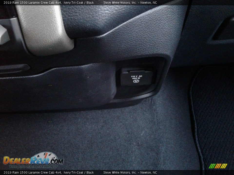 2019 Ram 1500 Laramie Crew Cab 4x4 Ivory Tri–Coat / Black Photo #31