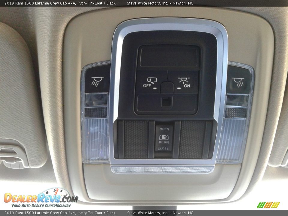 2019 Ram 1500 Laramie Crew Cab 4x4 Ivory Tri–Coat / Black Photo #32