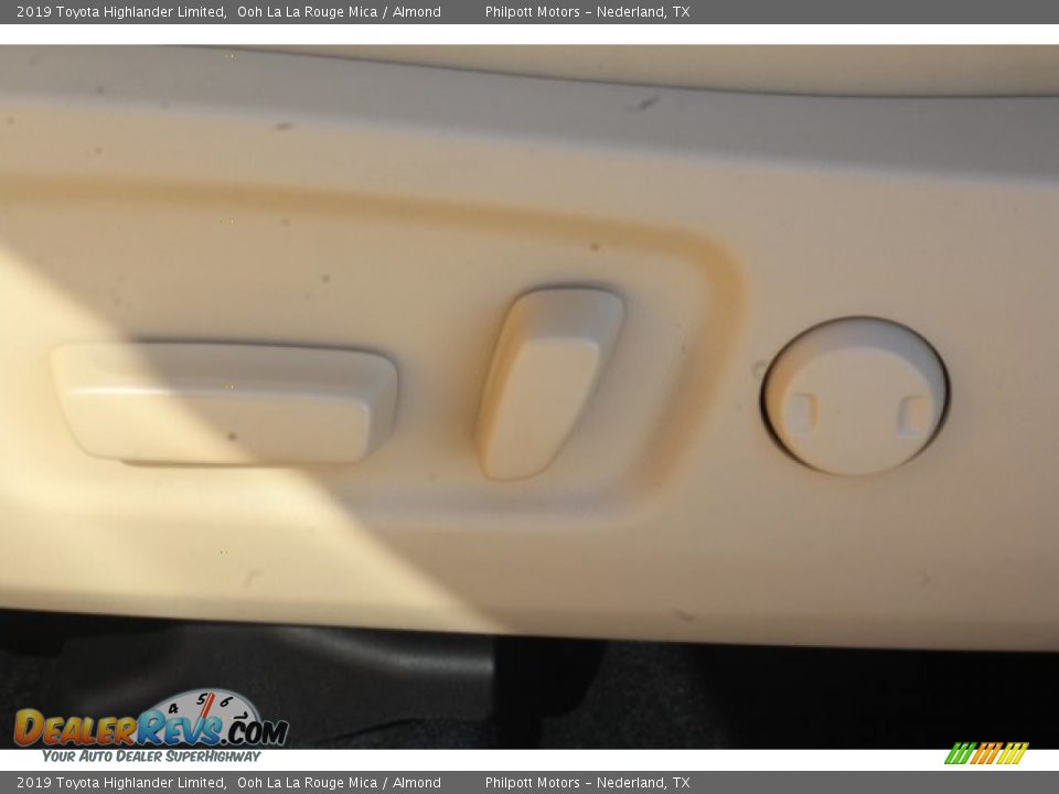 2019 Toyota Highlander Limited Ooh La La Rouge Mica / Almond Photo #11