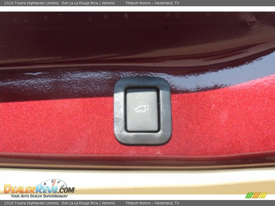 2019 Toyota Highlander Limited Ooh La La Rouge Mica / Almond Photo #22