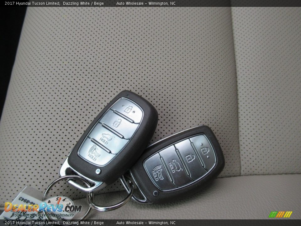 2017 Hyundai Tucson Limited Dazzling White / Beige Photo #20