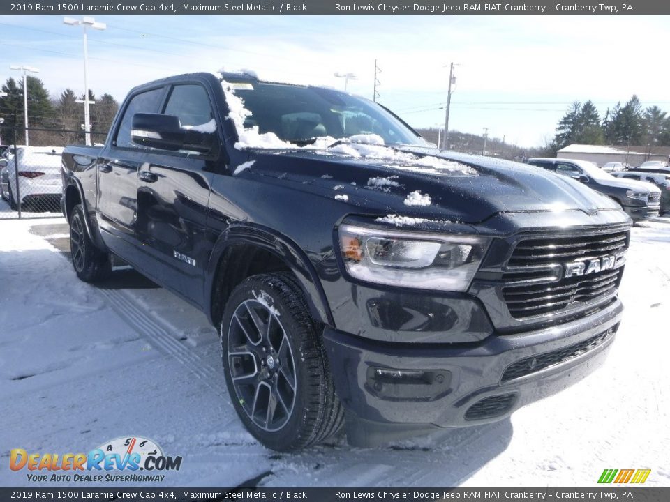 Front 3/4 View of 2019 Ram 1500 Laramie Crew Cab 4x4 Photo #7