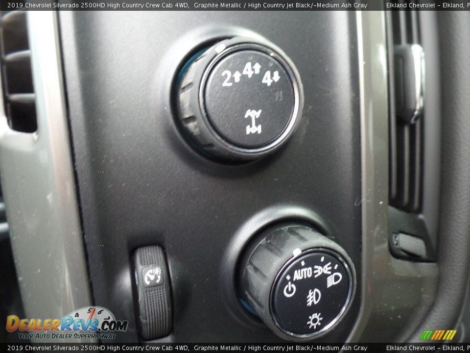 2019 Chevrolet Silverado 2500HD High Country Crew Cab 4WD Graphite Metallic / High Country Jet Black/­Medium Ash Gray Photo #31