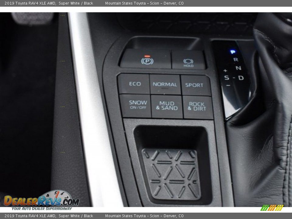 2019 Toyota RAV4 XLE AWD Super White / Black Photo #30