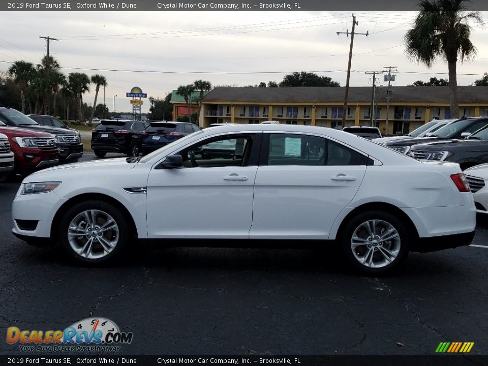2019 Ford Taurus SE Oxford White / Dune Photo #2