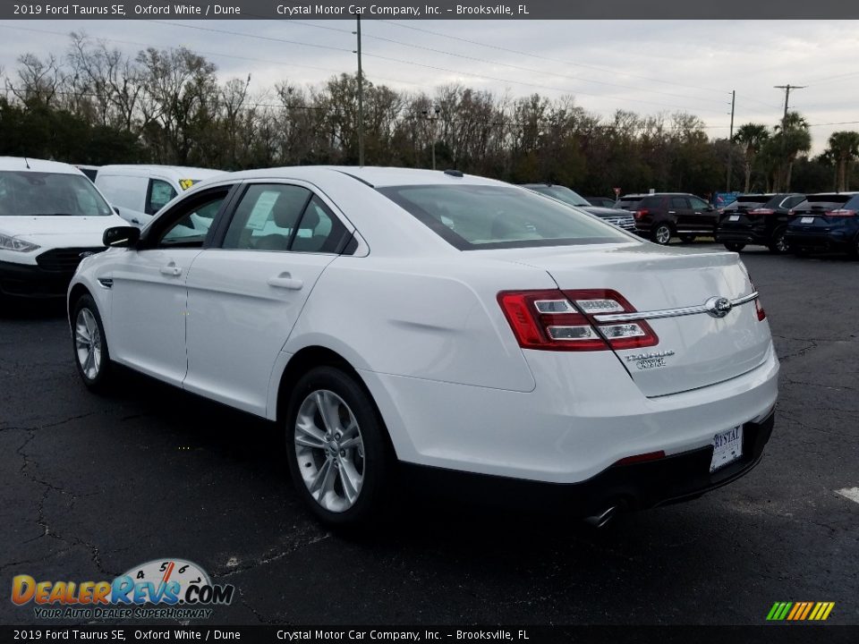 2019 Ford Taurus SE Oxford White / Dune Photo #3