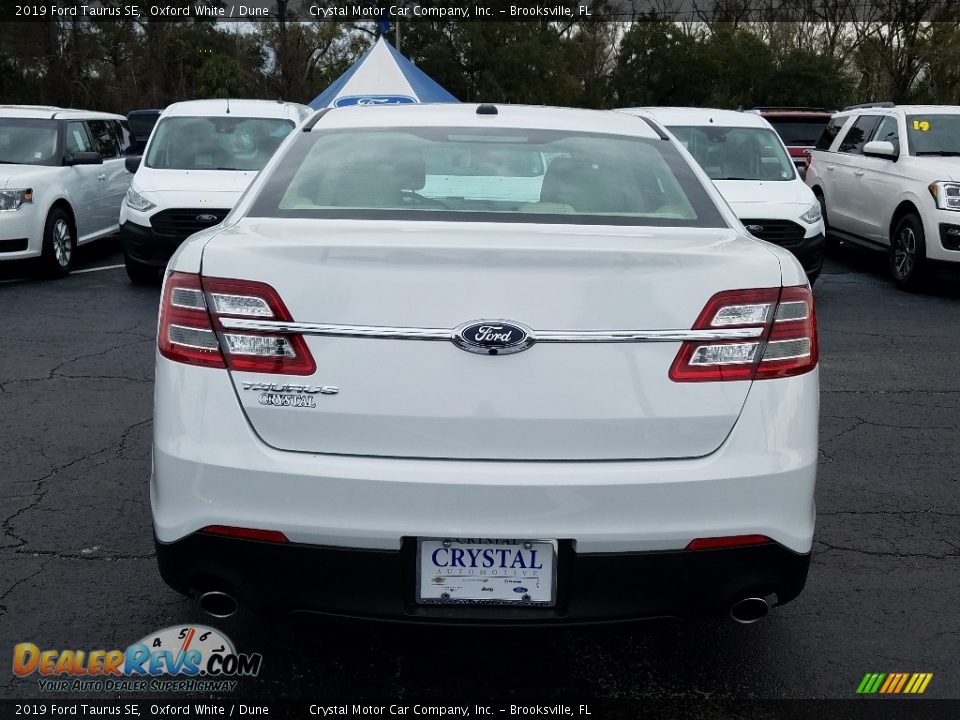 2019 Ford Taurus SE Oxford White / Dune Photo #4