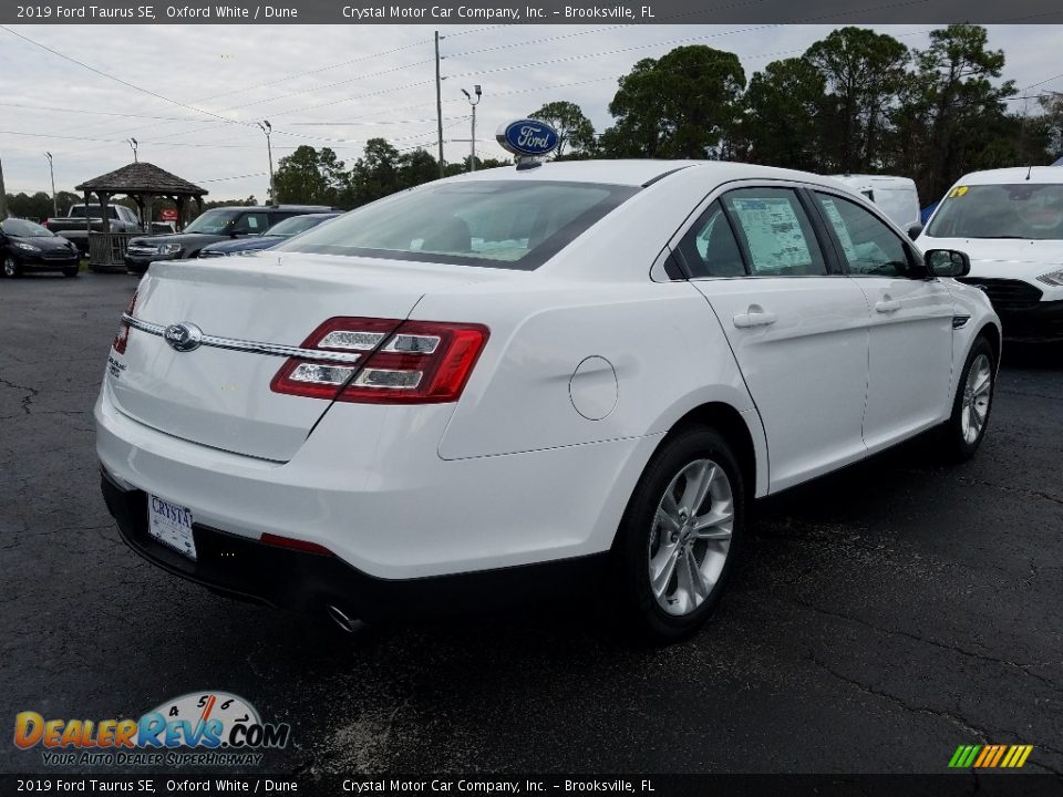 2019 Ford Taurus SE Oxford White / Dune Photo #5