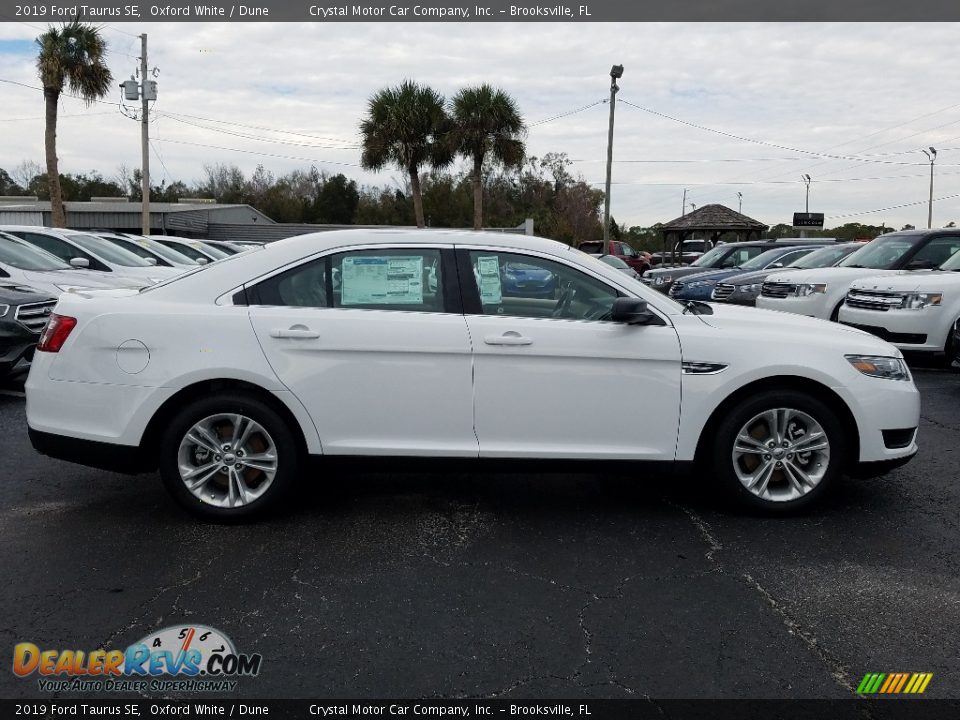 2019 Ford Taurus SE Oxford White / Dune Photo #6