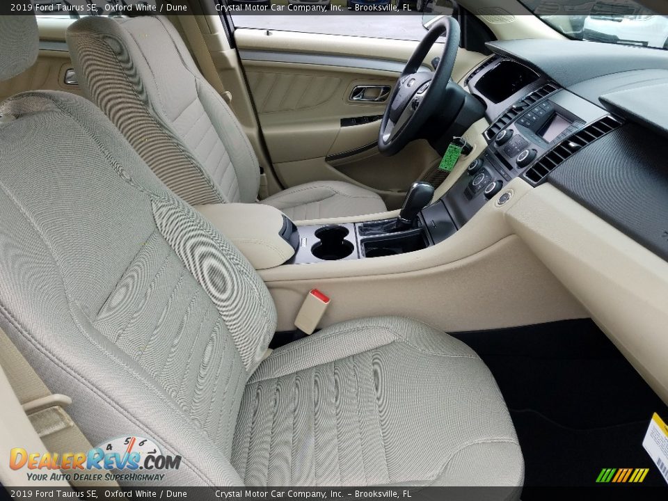 Front Seat of 2019 Ford Taurus SE Photo #12
