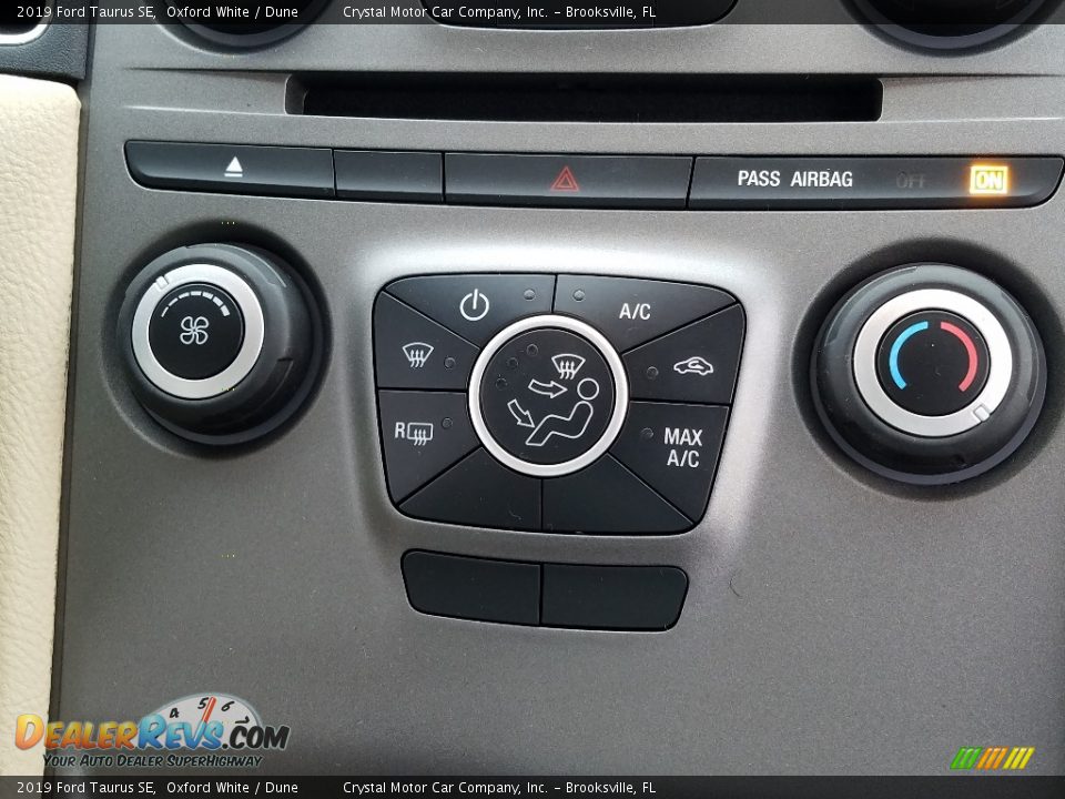 Controls of 2019 Ford Taurus SE Photo #16