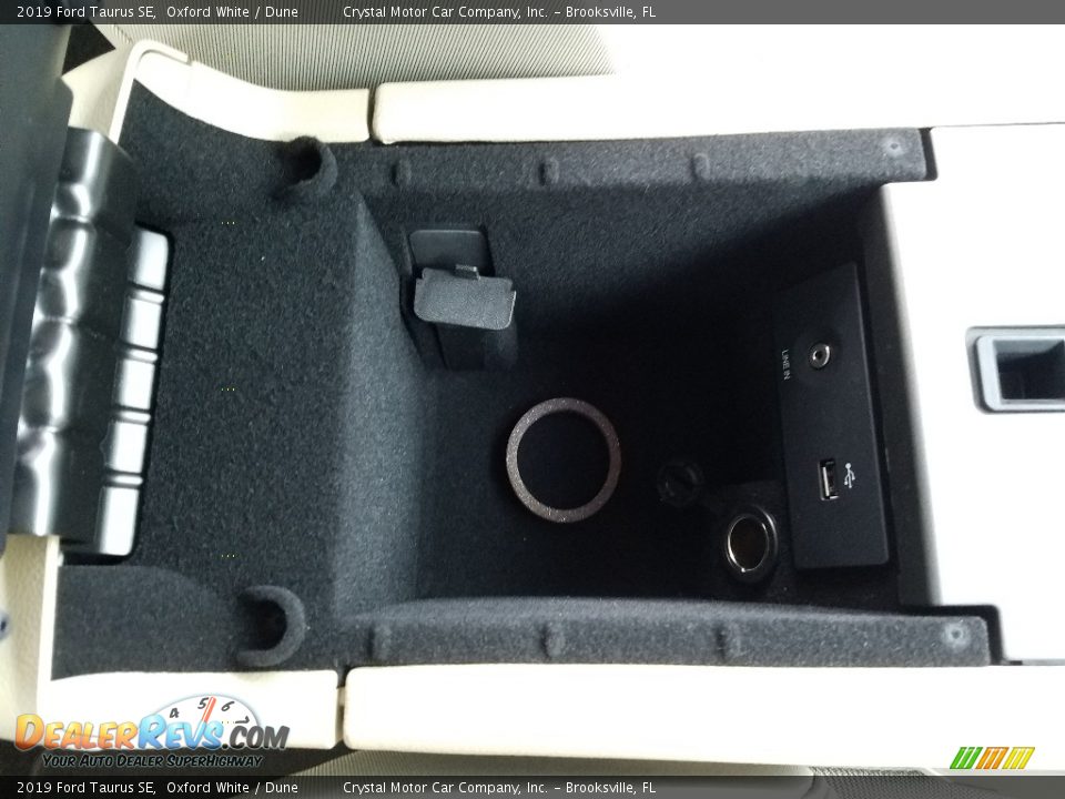 2019 Ford Taurus SE Oxford White / Dune Photo #18