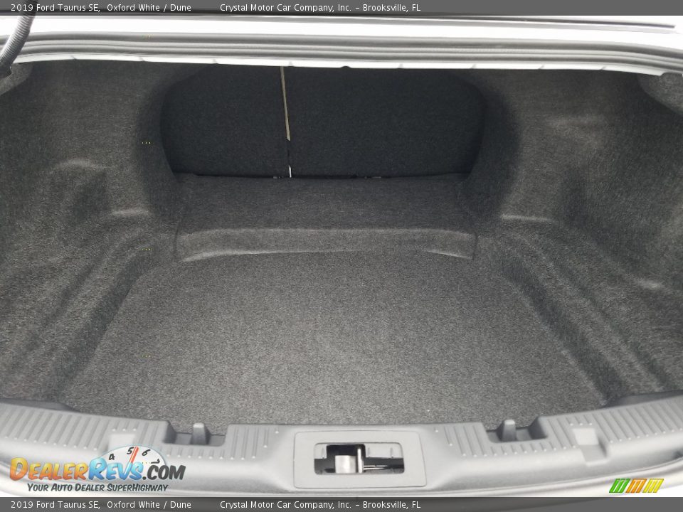 2019 Ford Taurus SE Oxford White / Dune Photo #19