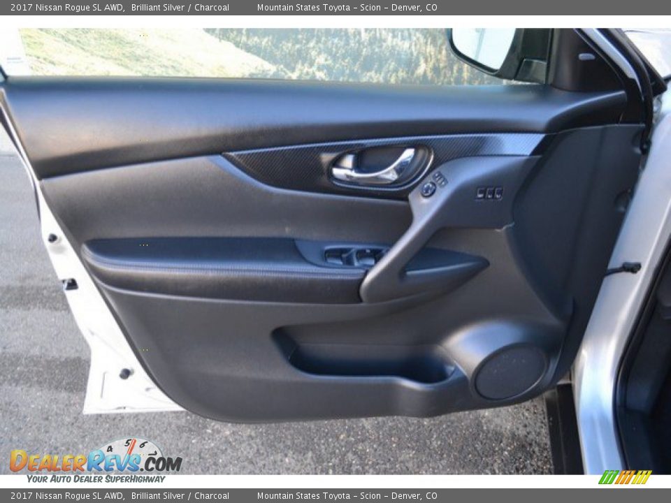 2017 Nissan Rogue SL AWD Brilliant Silver / Charcoal Photo #25