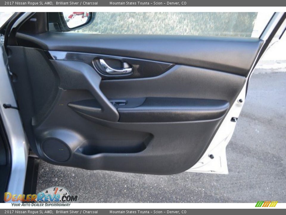 2017 Nissan Rogue SL AWD Brilliant Silver / Charcoal Photo #26