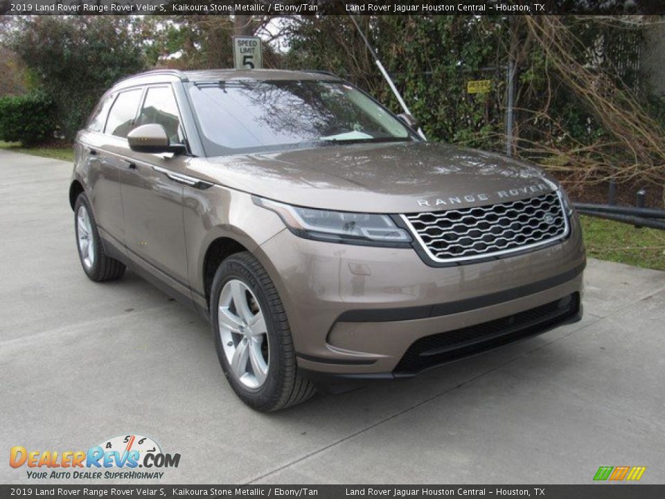 Front 3/4 View of 2019 Land Rover Range Rover Velar S Photo #6