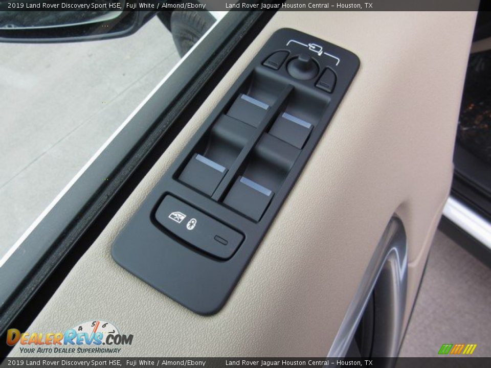 Controls of 2019 Land Rover Discovery Sport HSE Photo #24