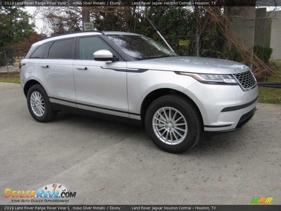 Front 3/4 View of 2019 Land Rover Range Rover Velar S Photo #1