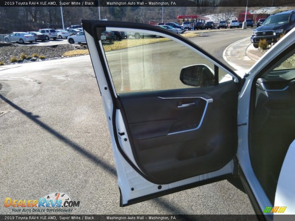 2019 Toyota RAV4 XLE AWD Super White / Black Photo #10