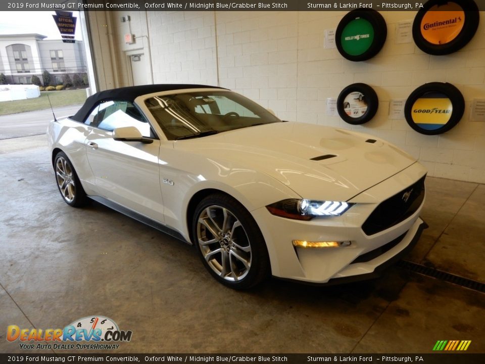 Front 3/4 View of 2019 Ford Mustang GT Premium Convertible Photo #1