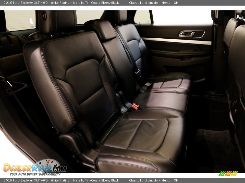 2016 Ford Explorer XLT 4WD White Platinum Metallic Tri-Coat / Ebony Black Photo #19