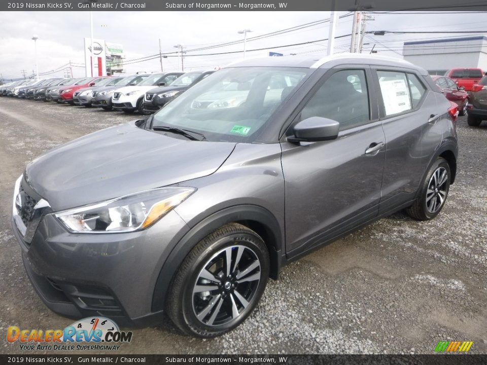 Front 3/4 View of 2019 Nissan Kicks SV Photo #8