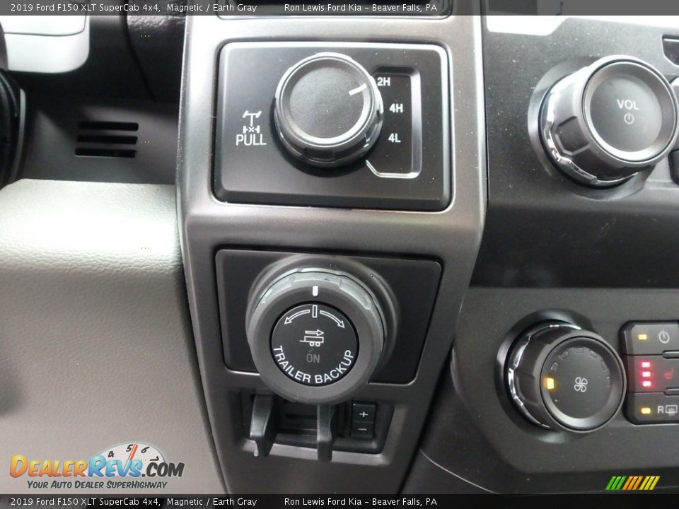 Controls of 2019 Ford F150 XLT SuperCab 4x4 Photo #17
