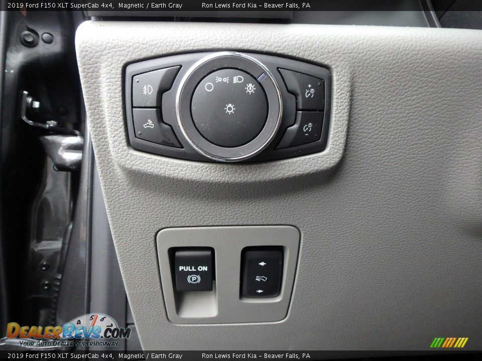 Controls of 2019 Ford F150 XLT SuperCab 4x4 Photo #20