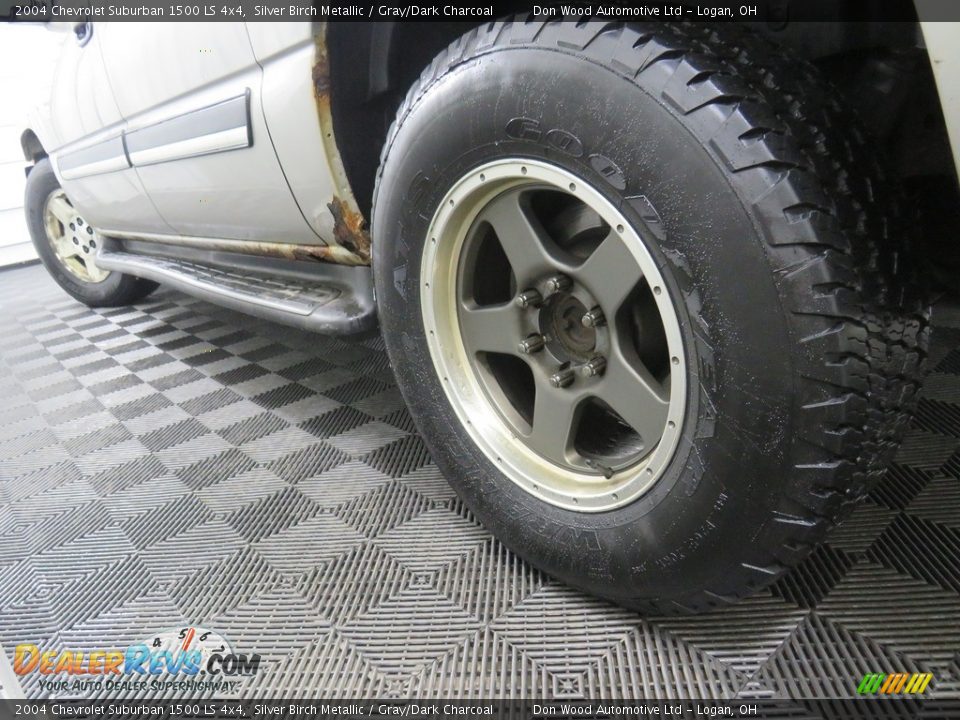 2004 Chevrolet Suburban 1500 LS 4x4 Silver Birch Metallic / Gray/Dark Charcoal Photo #10