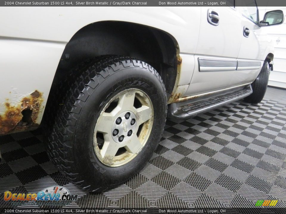 2004 Chevrolet Suburban 1500 LS 4x4 Silver Birch Metallic / Gray/Dark Charcoal Photo #16