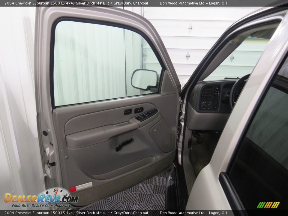 2004 Chevrolet Suburban 1500 LS 4x4 Silver Birch Metallic / Gray/Dark Charcoal Photo #27