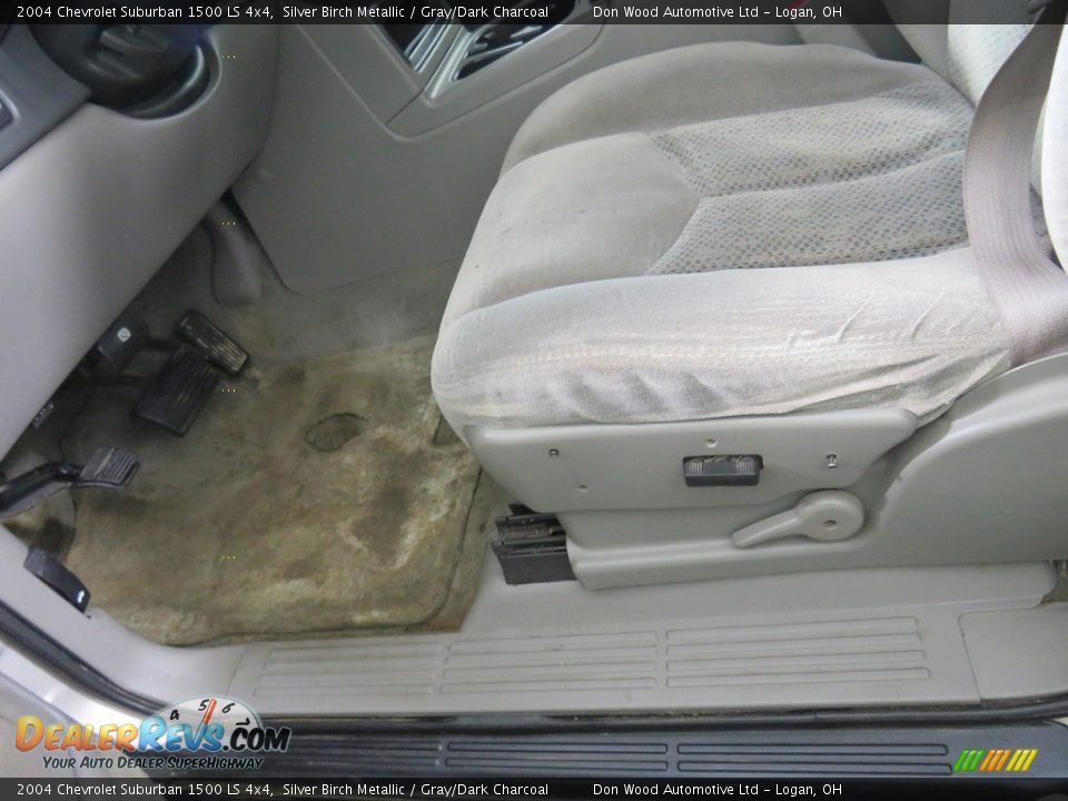 2004 Chevrolet Suburban 1500 LS 4x4 Silver Birch Metallic / Gray/Dark Charcoal Photo #28