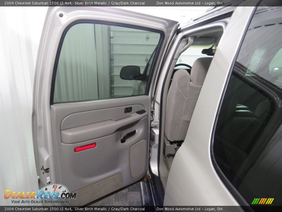 2004 Chevrolet Suburban 1500 LS 4x4 Silver Birch Metallic / Gray/Dark Charcoal Photo #31