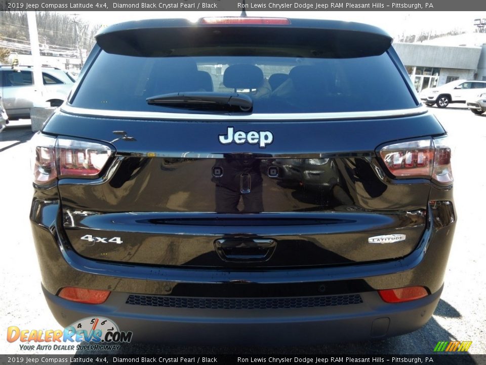2019 Jeep Compass Latitude 4x4 Diamond Black Crystal Pearl / Black Photo #4