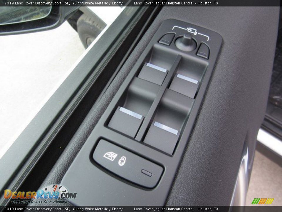 Controls of 2019 Land Rover Discovery Sport HSE Photo #25