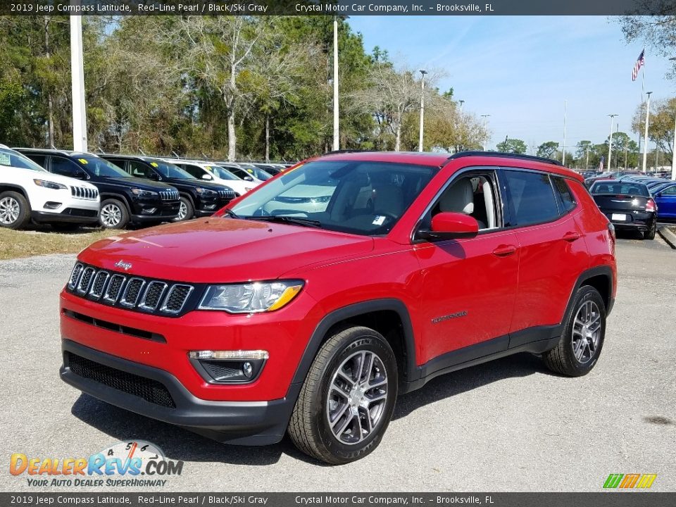 Front 3/4 View of 2019 Jeep Compass Latitude Photo #1